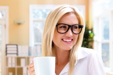 Genç bayan kahve içiyor.