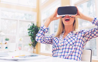 Sanal gerçeklik kulaklığı kullanan kadın