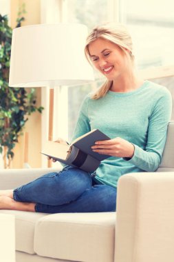 Kitap okuyan genç bir kadın.