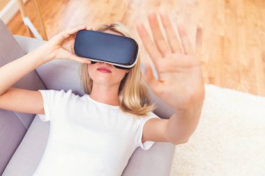 Sanal gerçeklik kulaklığı kullanan kadın