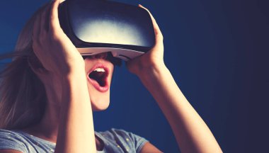 Sanal gerçeklik kulaklığı kullanan kadın