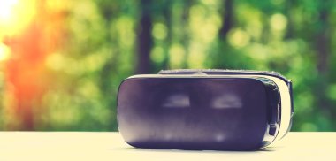 Sanal gerçeklik kulaklık aygıtı