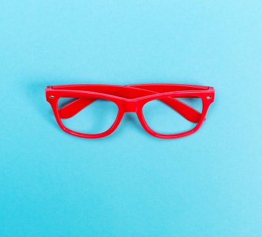 Mavi bir kağıt üzerinde gözlük