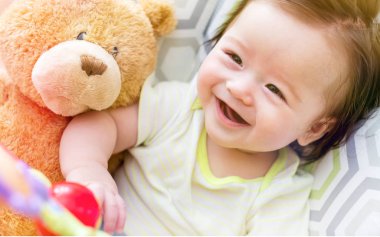 Bebek oyuncakla oynuyor.