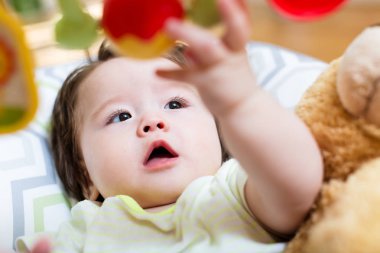 Bebek oyuncakla oynuyor.