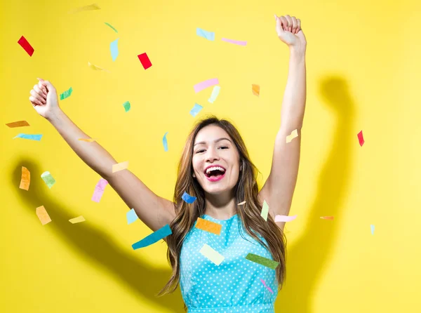 Mujer feliz celebrando con confeti —  Fotos de Stock
