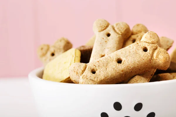 Hond behandelt in een kom — Stockfoto