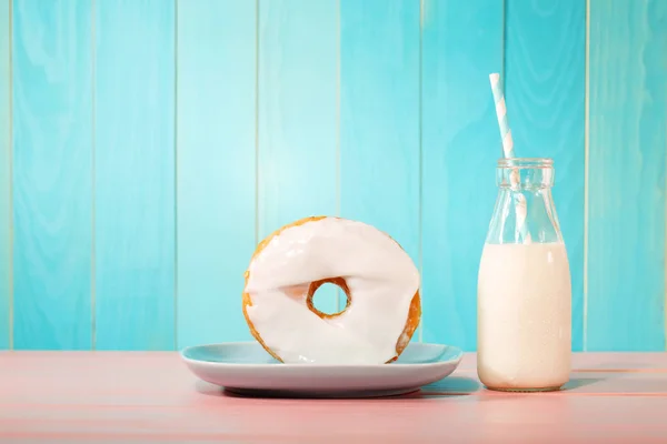 Donut met melk in kleine fles — Stockfoto