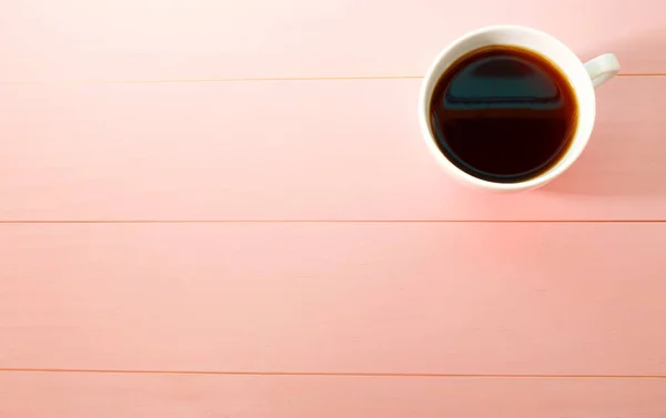 Parlak pembe üzerinde kahve kupa — Stok fotoğraf