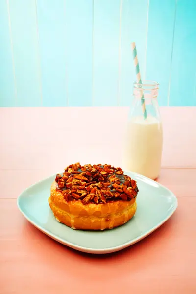 Donut med mjölk i flaska med sugrör — Stockfoto