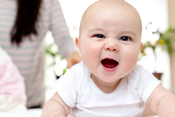Komik yeni doğan bebek kız — Stok fotoğraf
