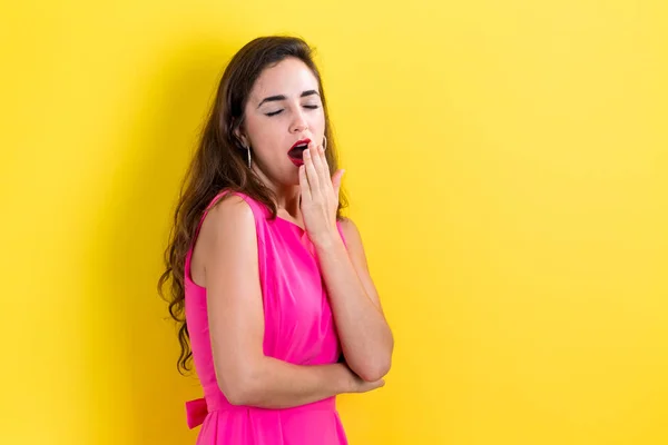 Jonge vrouw geeuwen — Stockfoto