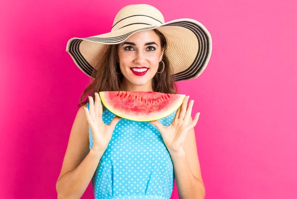 Jonge vrouw bedrijf watermeloen — Stockfoto