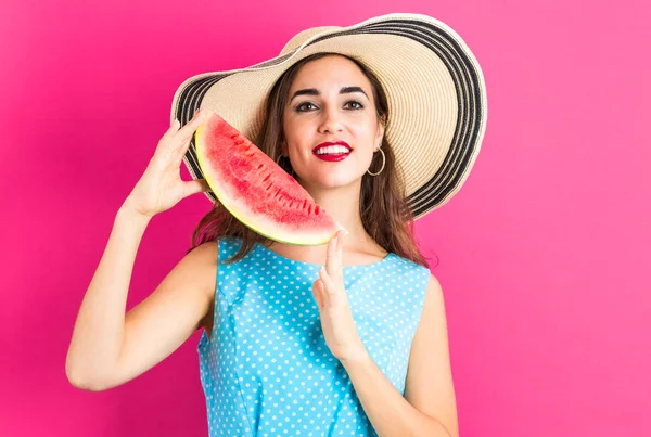 Jovem mulher segurando melancia — Fotografia de Stock