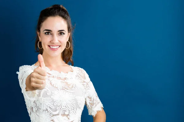 Feliz joven mujer dando un pulgar hacia arriba —  Fotos de Stock