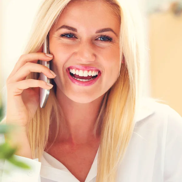 Žena mluví po telefonu v kanceláři — Stock fotografie