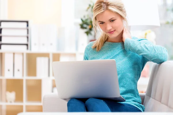 Jonge vrouw met laptop — Stockfoto