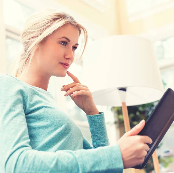 Woman using tablet at home — Stock Photo, Image