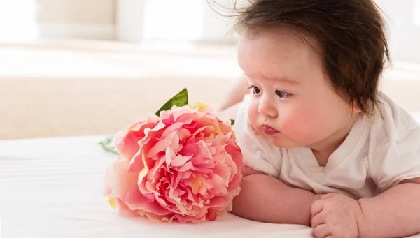 Bébé garçon avec fleur rose — Photo