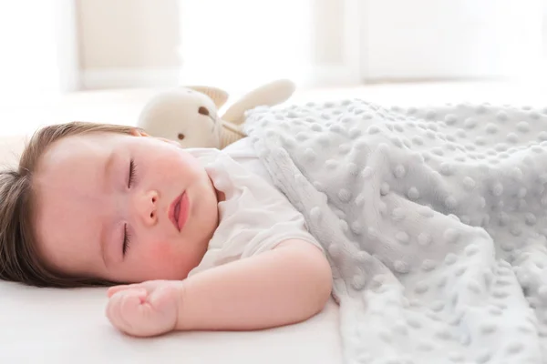 Kis baba fiú alszik — Stock Fotó