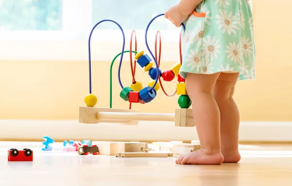 Yürümeye başlayan çocuk kız oyuncaklar ile oynama — Stok fotoğraf