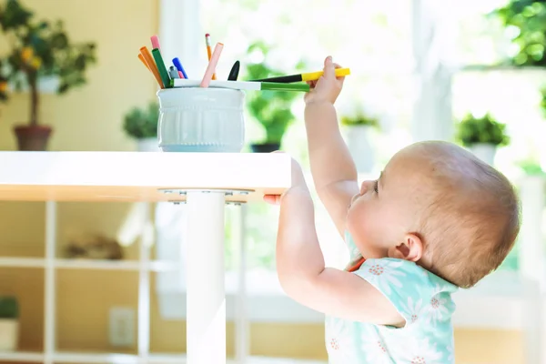 Kleuter meisje bereiken voor markeringen — Stockfoto