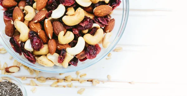 Nueces mezcladas en un tazón — Foto de Stock