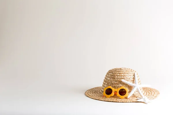 밀 짚 모자와 불가사리와 안경 — 스톡 사진