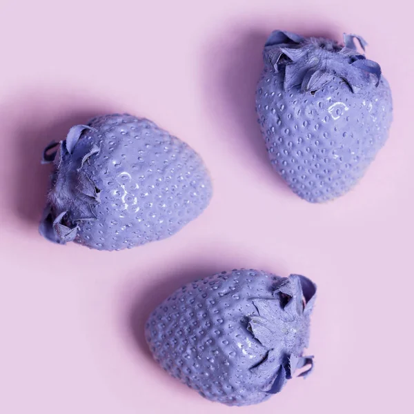 Purple painted strawberries — Stock Photo, Image