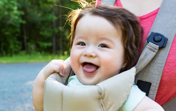 Chłopiec szczęśliwe dziecko w chuście — Zdjęcie stockowe