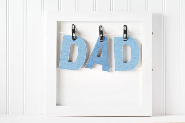Pendurado DAD letras — Fotografia de Stock