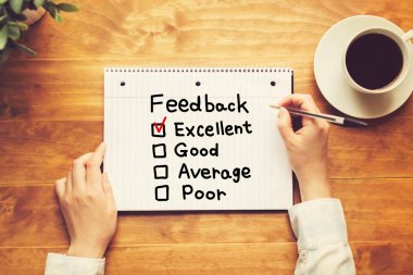 Geribildirim metin bir kalem tutan bir kişi ile