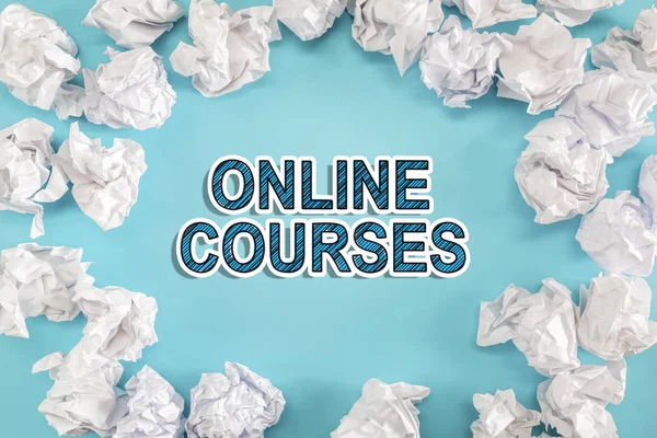 Online Courses text with crumpled paper balls — Stock Photo, Image