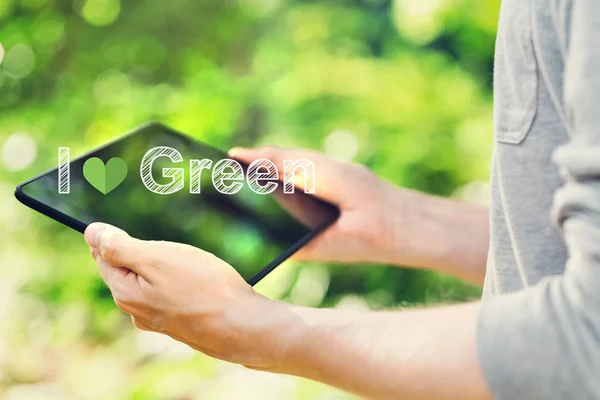 Mám rád zelený koncept s mužem držení tabletu — Stock fotografie