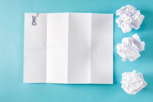 Leeres Papier mit zerknüllten Papierkugeln — Stockfoto