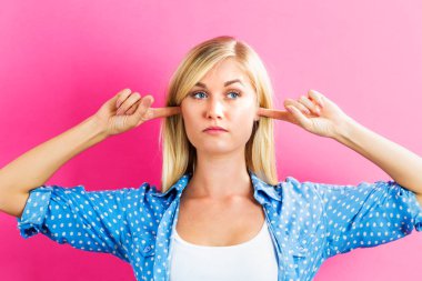 Genç kadın kulakları engelleme