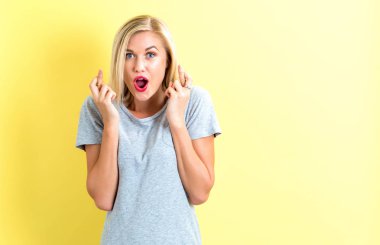 İyi şans getirmesi için isteyen genç kadın