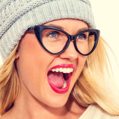 Kış kıyafetleri içinde mutlu genç bir kadın.