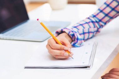 Kadın bir defter bir ofiste yazma