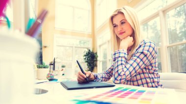Grafik tasarımcısı grafik tabletini kullanıyor