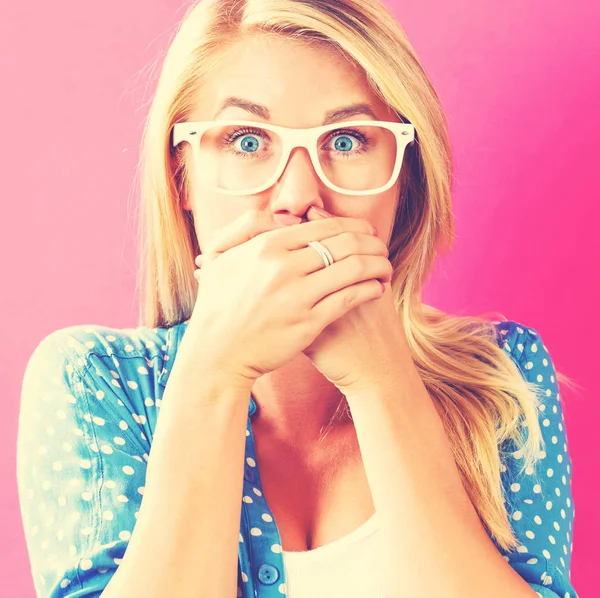 Giovane donna che si copre la bocca — Foto Stock