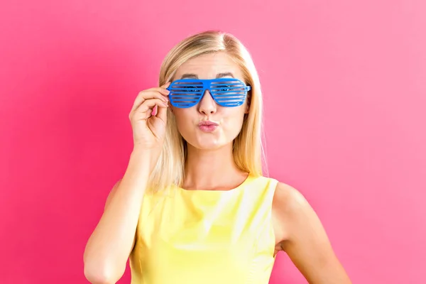 Fiatal nő visel redőny árnyalatok napszemüveg — Stock Fotó