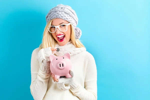 Jonge vrouw met een piggy bank — Stockfoto