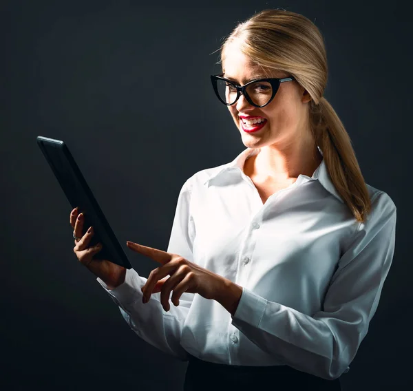 Jonge vrouw die haar tablet gebruikt — Stockfoto