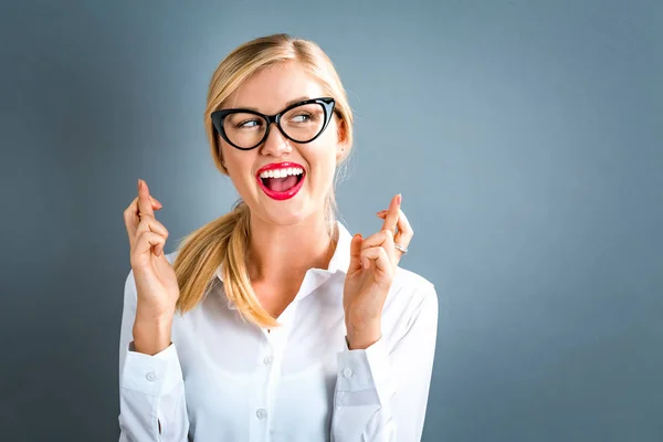 Jonge vrouw die wensen voor goed geluk — Stockfoto