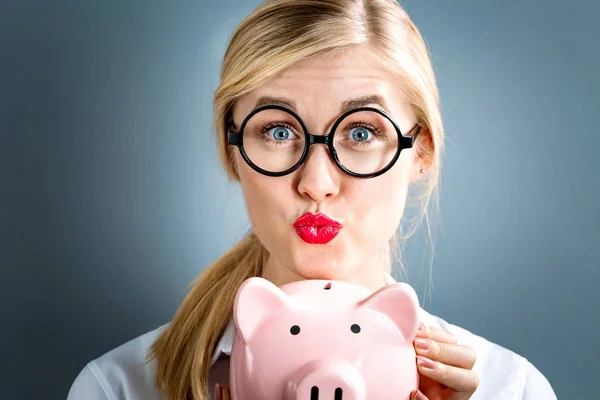 Jonge vrouw met een piggy bank — Stockfoto