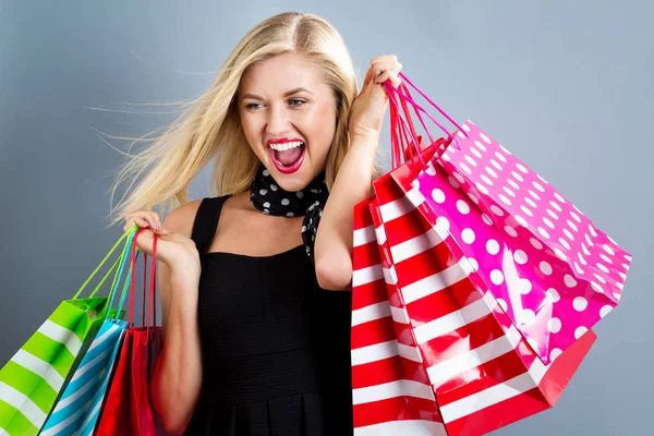 Jovem loira feliz com sacos de compras — Fotografia de Stock