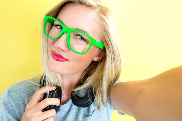 Mujer joven feliz con auriculares — Foto de Stock