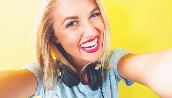 Mujer joven feliz con auriculares — Foto de Stock