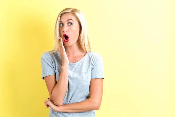 Mujer joven sorprendida posando —  Fotos de Stock